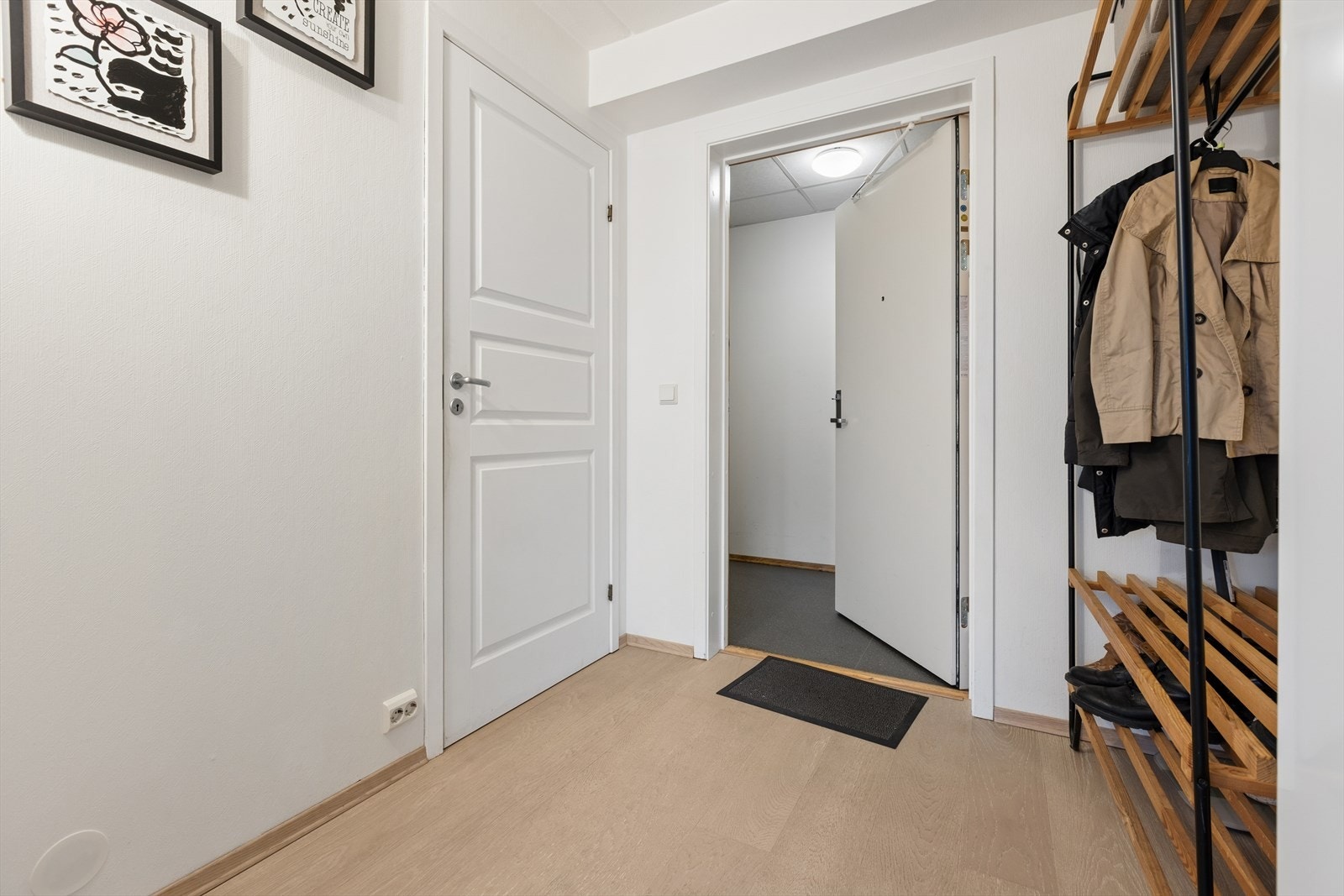 Entréen fungerer som et innbydende velkomstrom, og på veggen finner du også dørtelefon for enkel mottakelse av besøk. Galleribilde