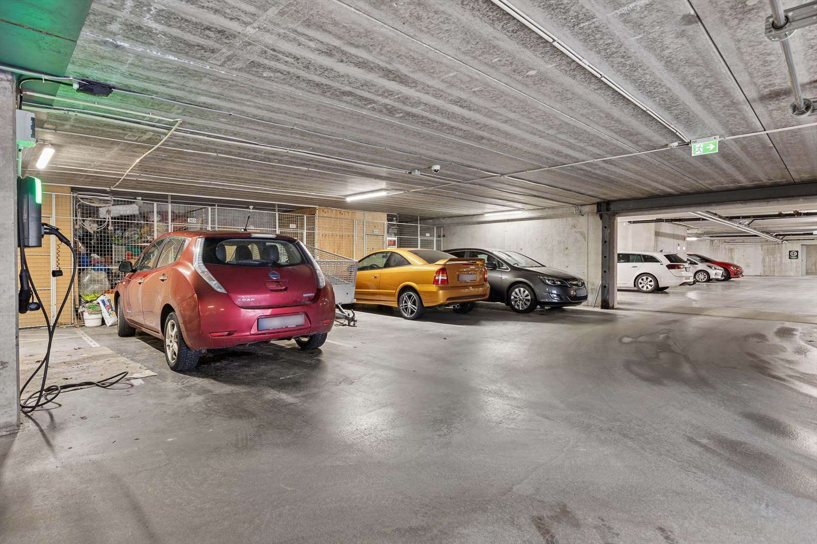 Oppmerket parkeringsplass i lukket anlegg med tilhørende bod Galleribilde