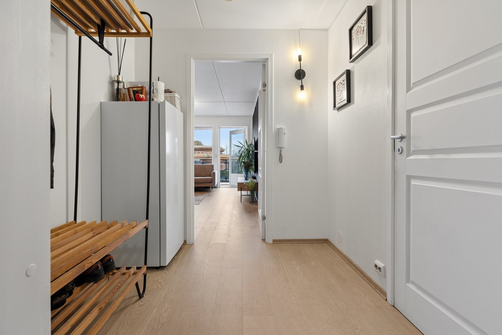 Når du kommer inn i leiligheten, blir du møtt av en pen og romslig entré som gir et svært godt førsteinntrykk. Her er det god plass til å henge fra seg yttertøy og sette fra seg sko på en ryddig og praktisk måte. Galleribilde
