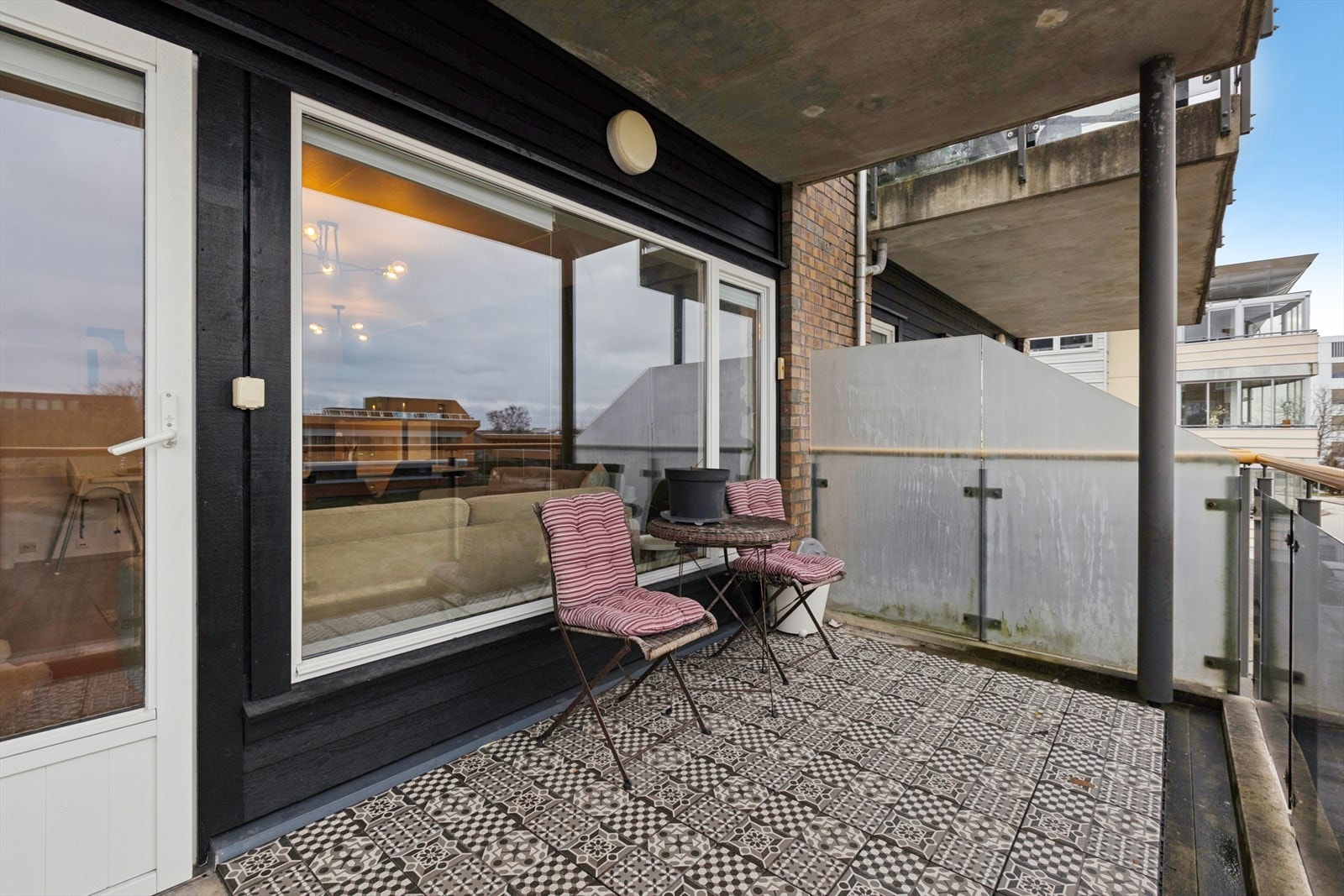 Her er det god plass til å innrede med utemøbler, blomster og dekor, slik at du enkelt kan skape din egen grønne oase. Galleribilde