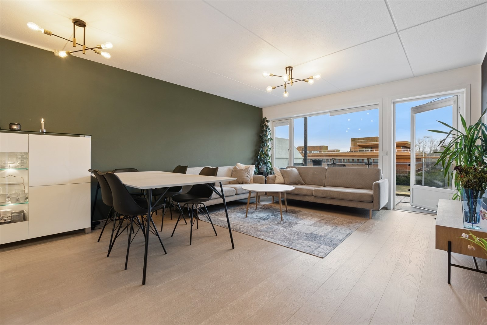 Velkommen til Fredtunvegen 10A. Leiligheten har store vindusflater gir rikelig lysinnslipp og skaper en åpen og luftig atmosfære. Galleribilde