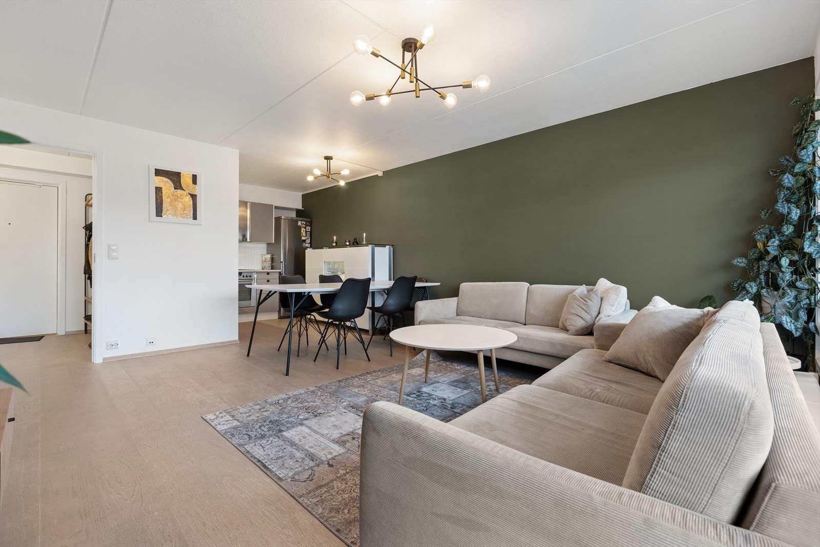 Det er god plass til å plassere et romslig spisebord like ved kjøkkenet, noe som skaper en naturlig og praktisk overgang mellom matlaging og måltider - perfekt for både hverdagsbruk og når du har gjester. Galleribilde