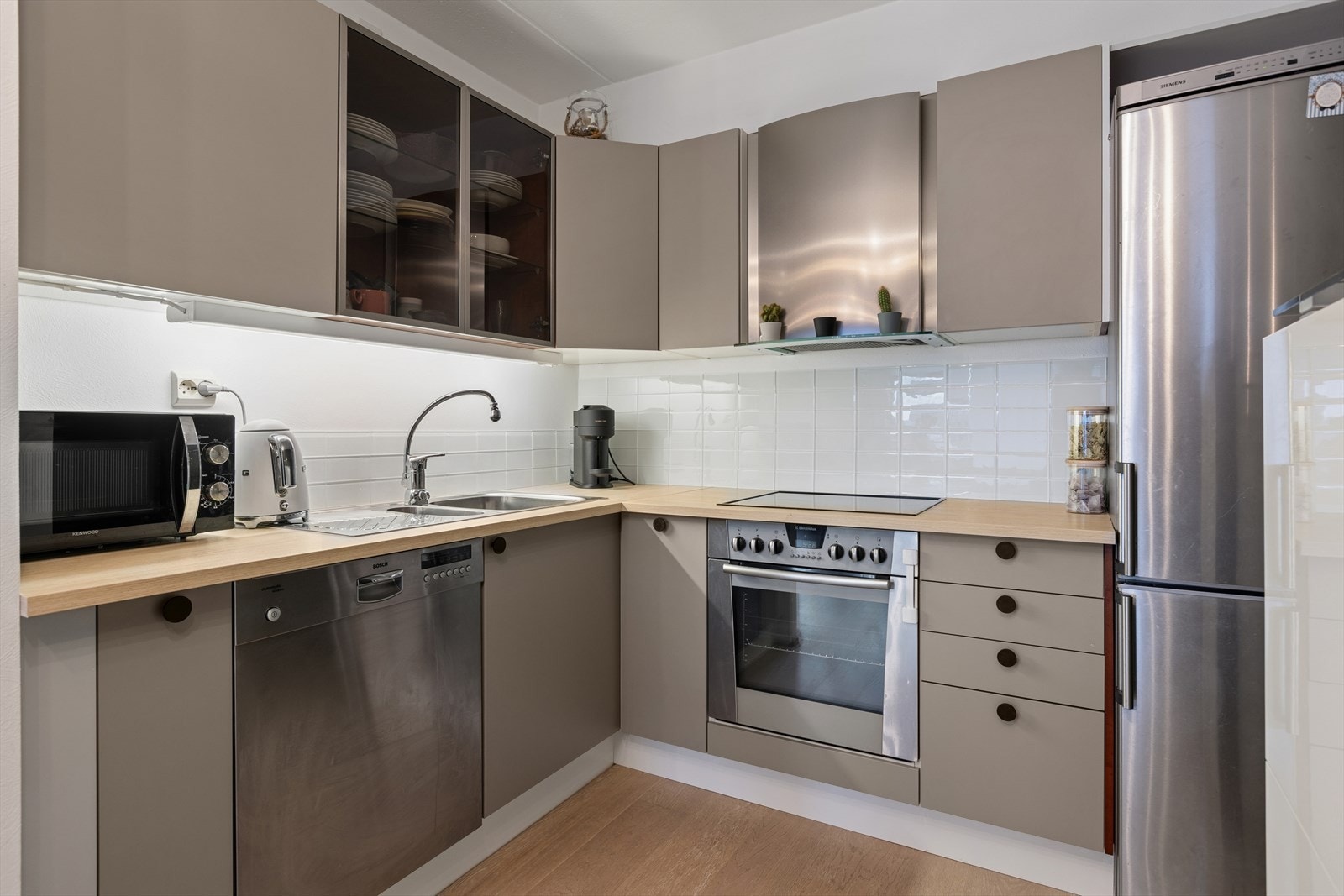 Kjøkkenet er utstyrt med kjøl-/fryseskap, oppvaskmaskin, stekeovn, og koketopp som gir en komplett og bruksklar løsning. Galleribilde