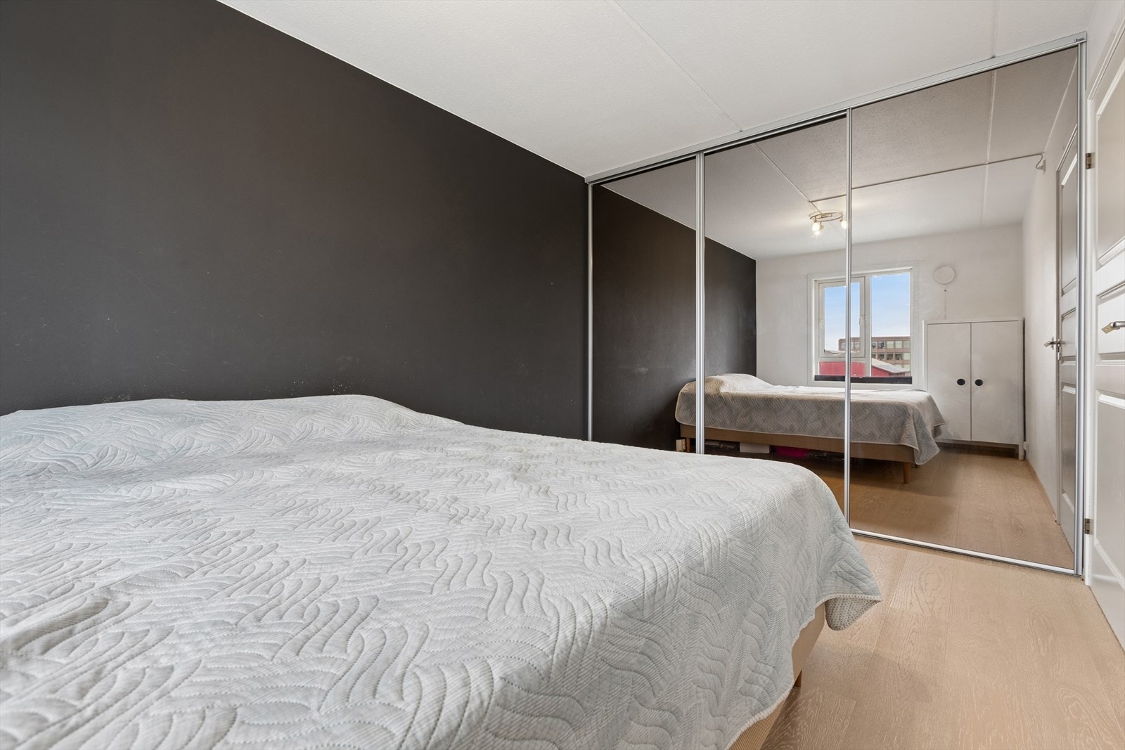 Skyvedørs garderoben gir gode oppbevaringsmuligheter og bidrar til en ryddig og funksjonell hverdag. Galleribilde