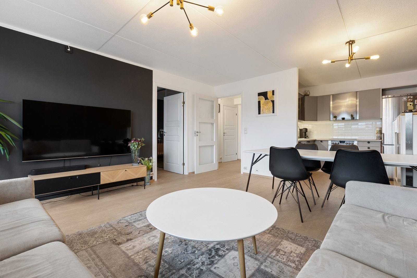 Rommets størrelse og utforming gjør det enkelt å skape en behagelig og funksjonell sone for både avslapning og sosiale sammenkomster. Galleribilde