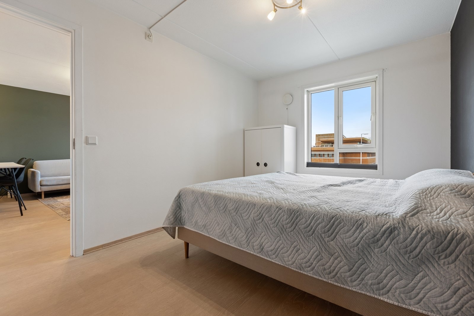 Rommets vindu slipper inn rikelig med naturlig lys og skaper en rolig og innbydende atmosfære. Galleribilde