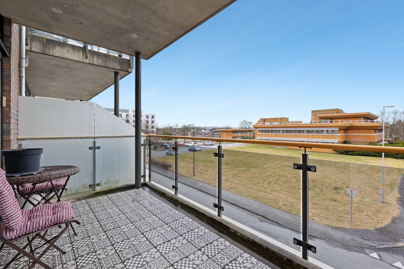 Den overbygde verandaen er et herlig uteområde som gir rom for å nyte både rolige hverdagsstunder og sosiale sammenkomster. Galleribilde