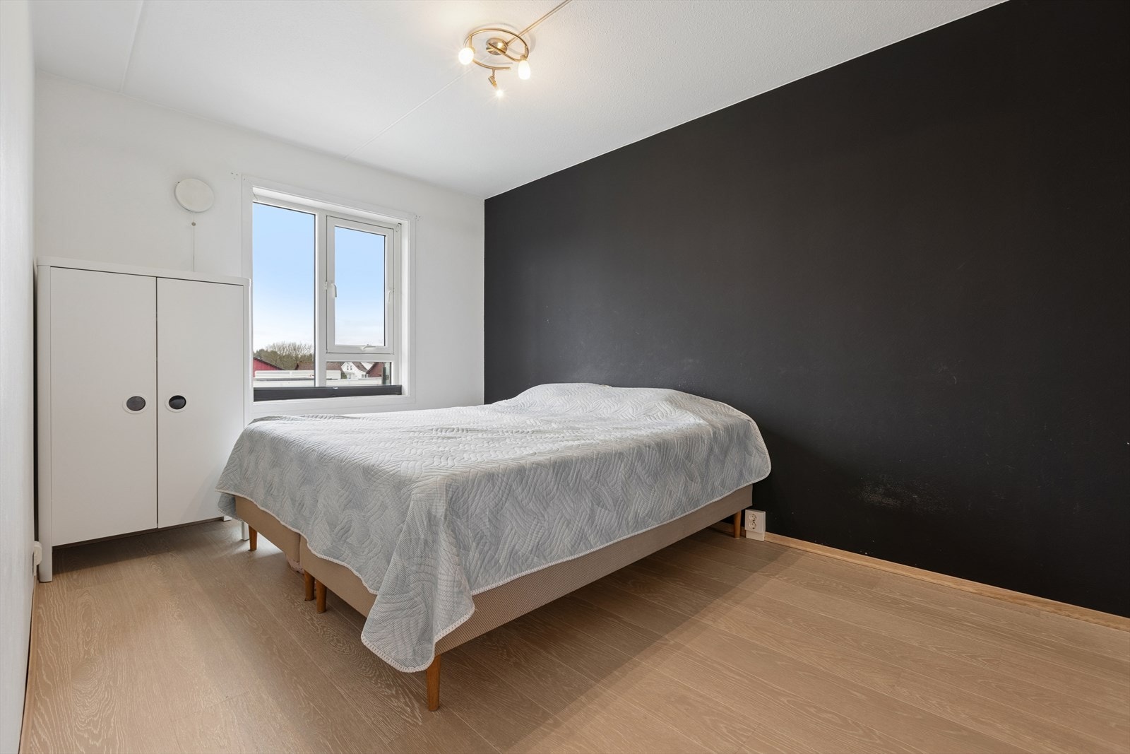 Her er det god plass til en stor dobbelseng med tilhørende møbler som nattbord og kommode, uten at rommet oppleves trangt. Galleribilde