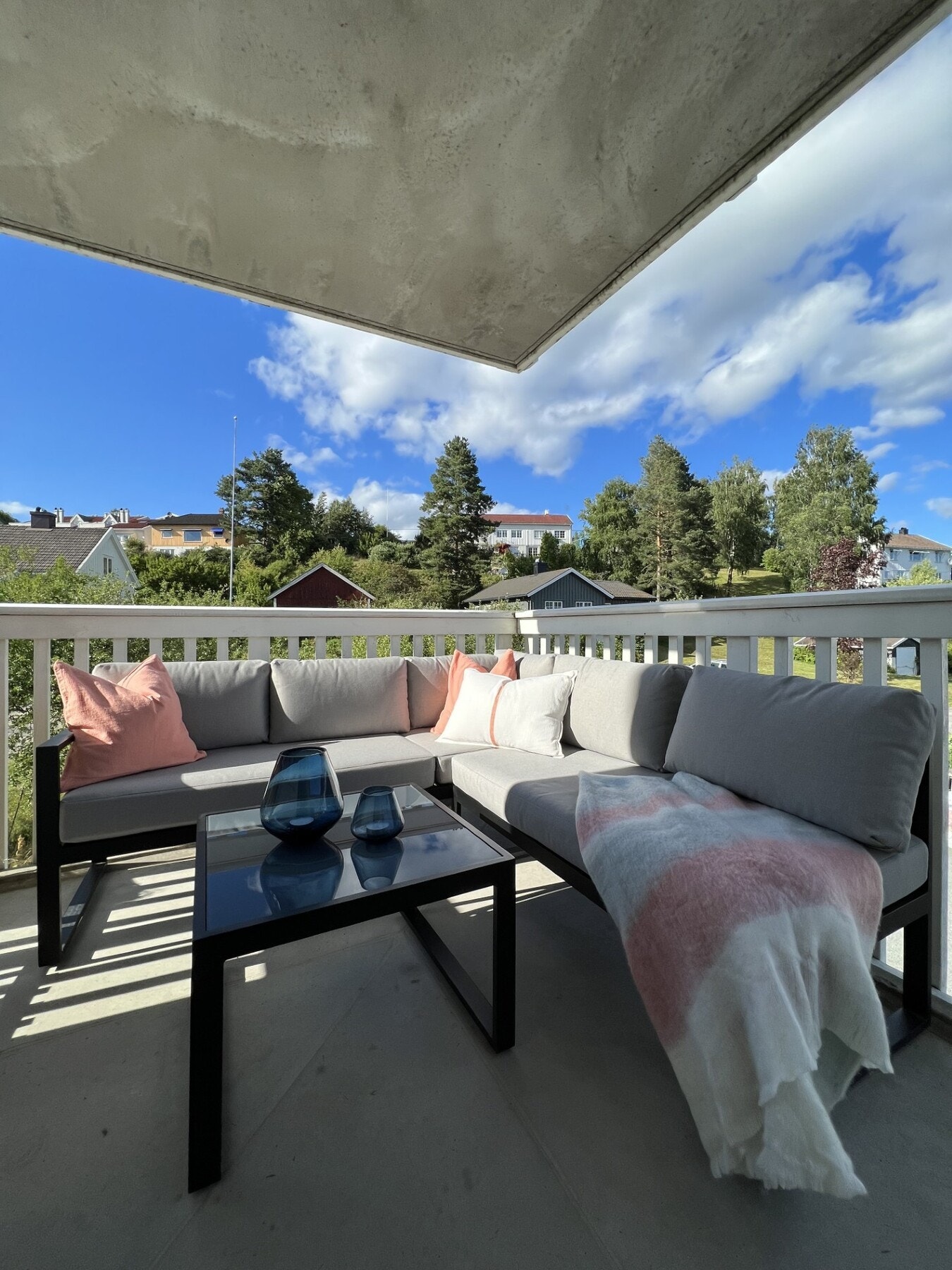 Overbygd balkong som gir en lun og skjermet uteplass med gode solforhold, perfekt for hyggelige stunder utendørs. Galleribilde