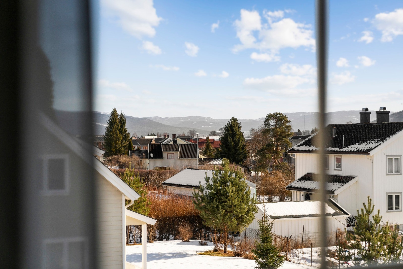 Fin utsikt fra spisebordet i stuen mot nærområdet. Galleribilde