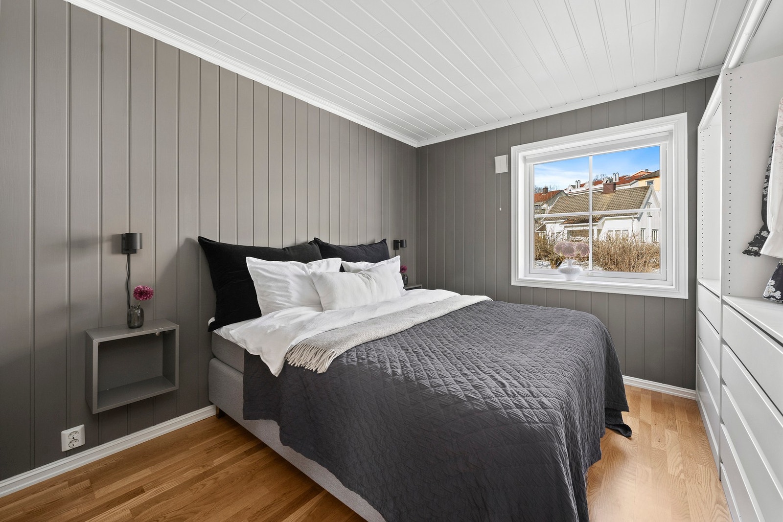 Romslig og innbydende hovedsoverom med god plass til dobbeltseng, praktisk garderobeskap og behagelig lys fra vinduet. Galleribilde