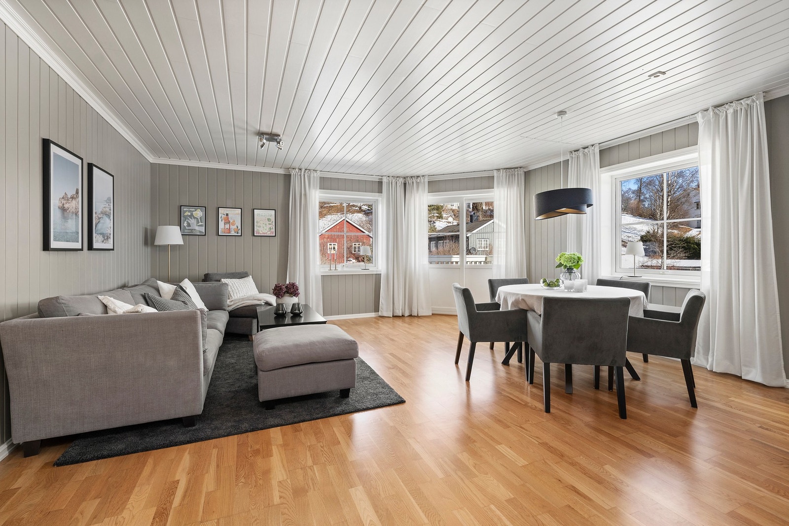 Luftig stue med rikelig plass til både sofagruppe og spisebord, ideell for hyggelige stunder og god romfølelse. Galleribilde