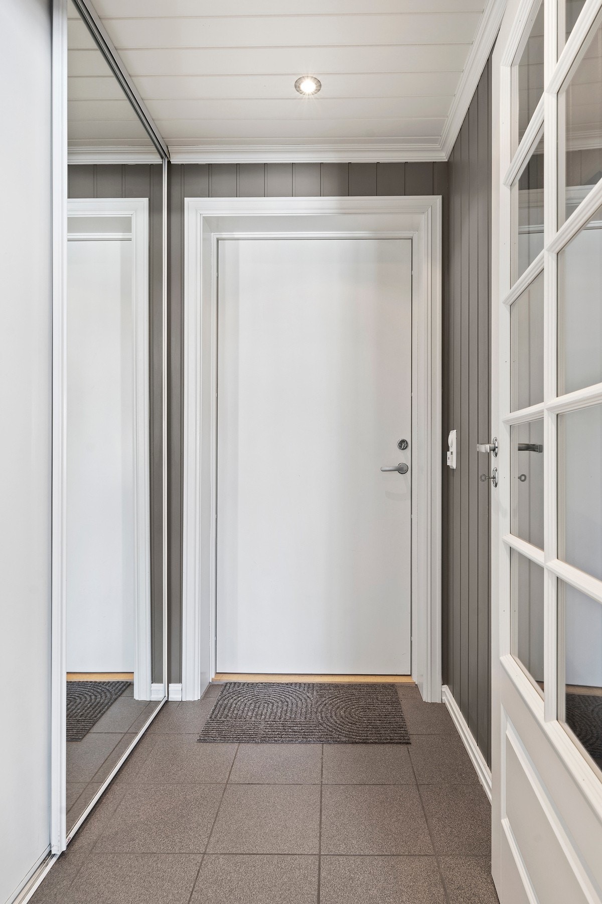 Praktisk entré med skyvedørsgarderobe, speilflater og god plass til oppbevaring av yttertøy og sko. Galleribilde