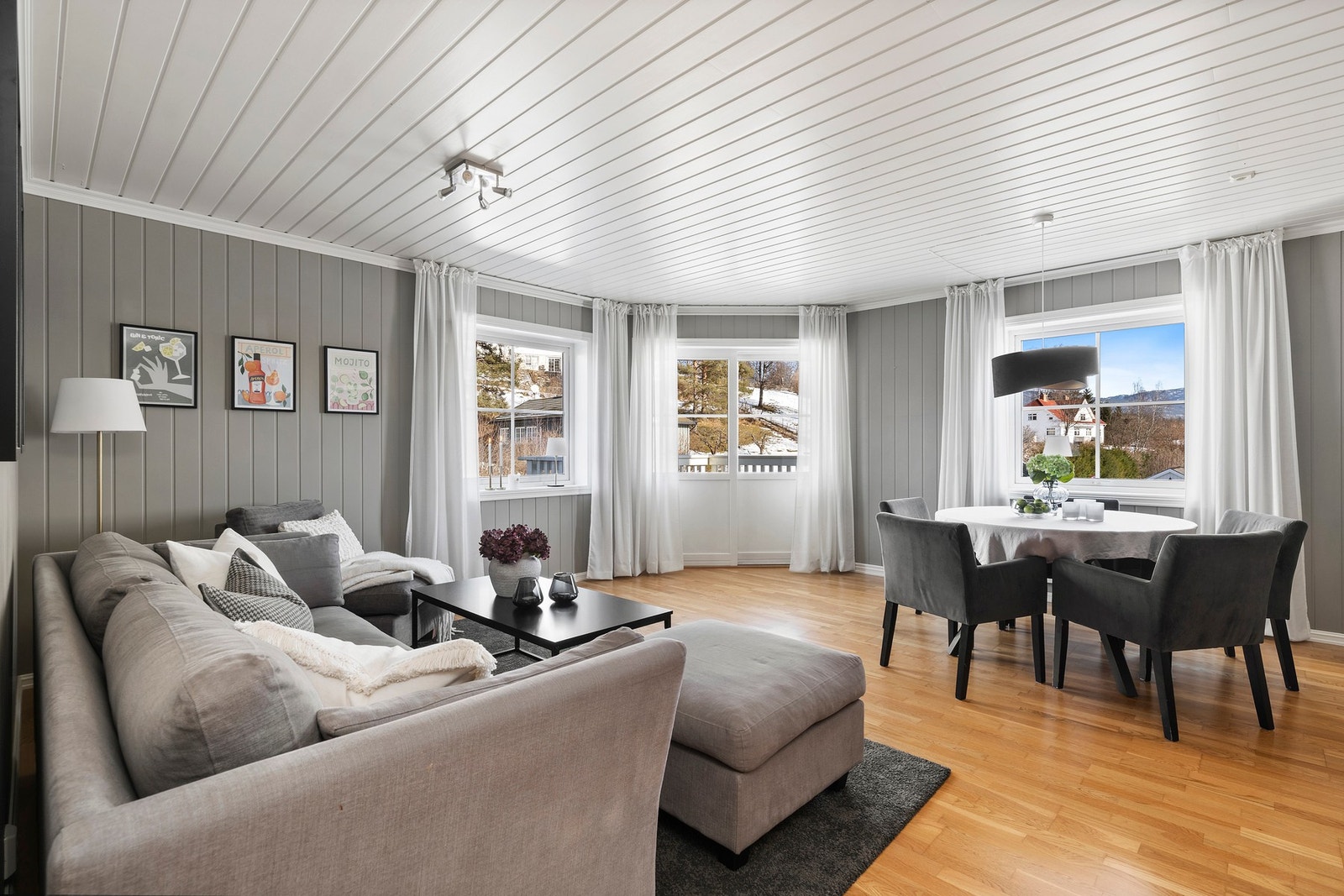 Store vinduer som slipper inn rikelig med lys, kombinert med et moderne og stilrent interiør i nøytrale toner. Galleribilde