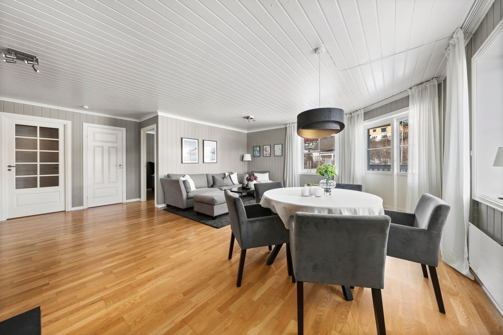 Lys og moderne stue med åpen kjøkkenløsning. Galleribilde