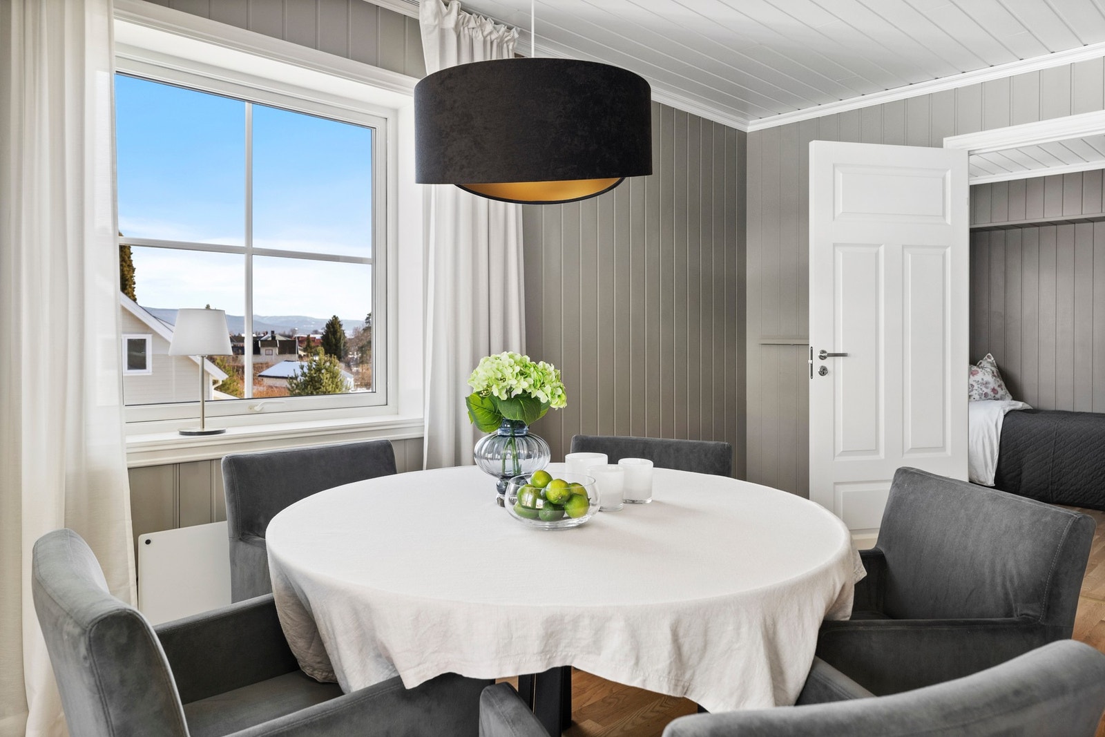 Lys og lun spiseplass med utsikt. Galleribilde