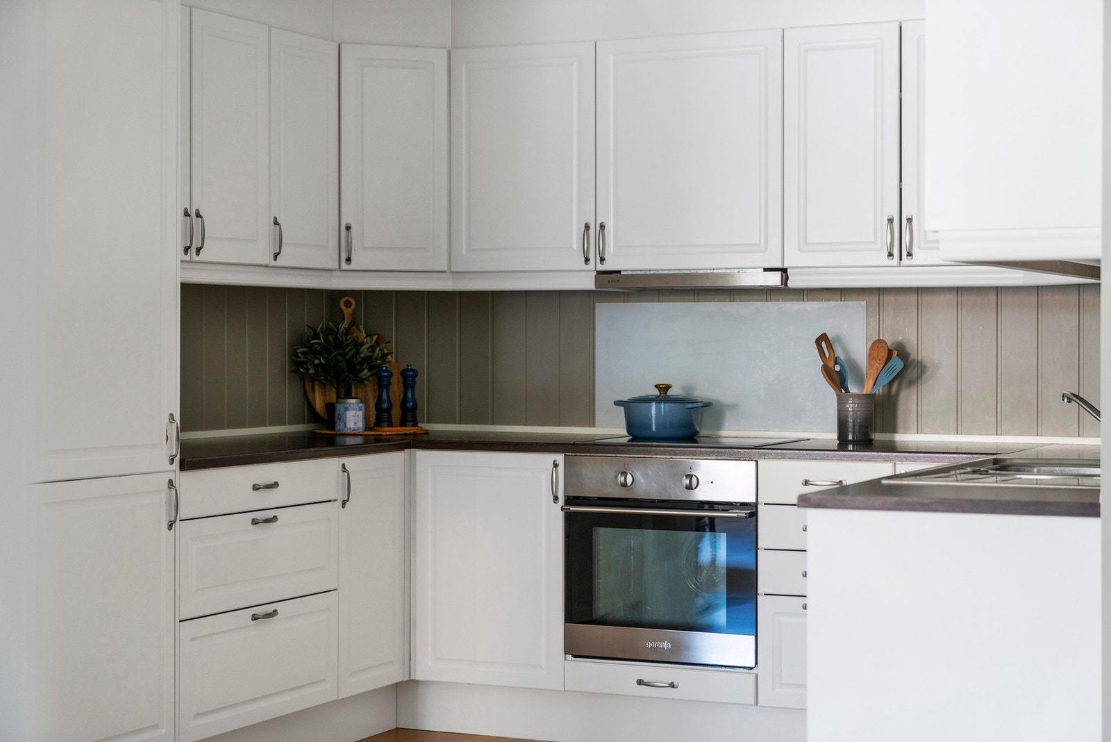 Stilrent og funksjonelt kjøkken med lyse fronter med praktiske løsninger. Galleribilde