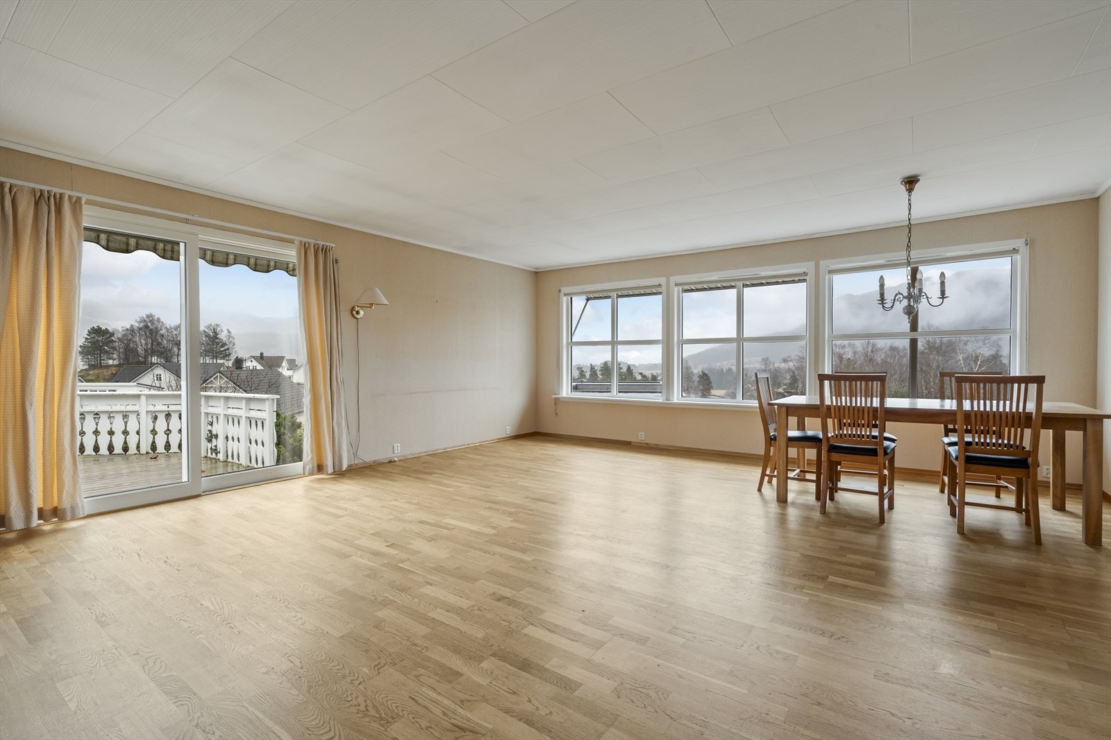 Stor åpen stue med utgang til terrasse. Flott utsikt mot Nedre Vats Galleribilde