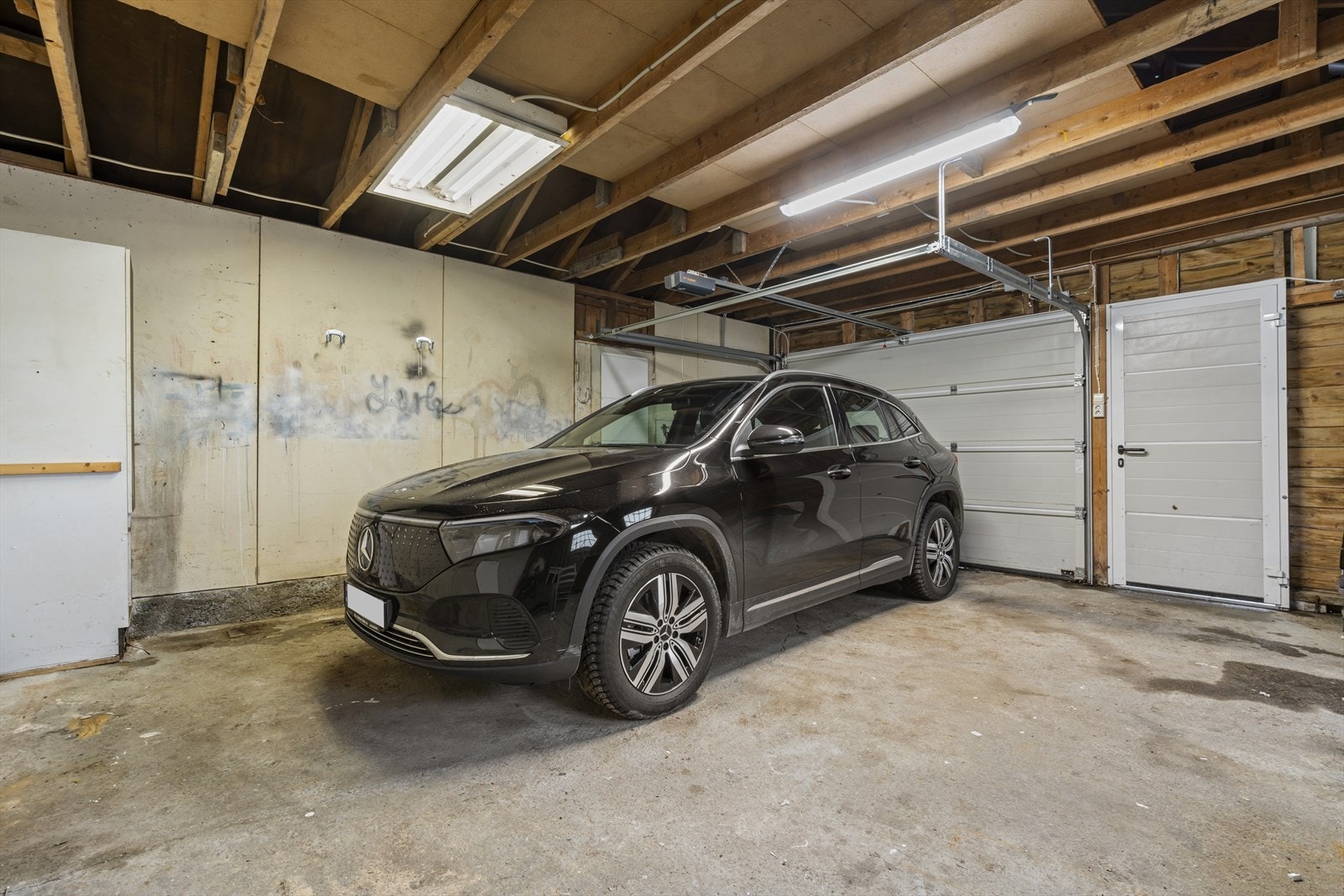 Romslig garasje. Galleribilde