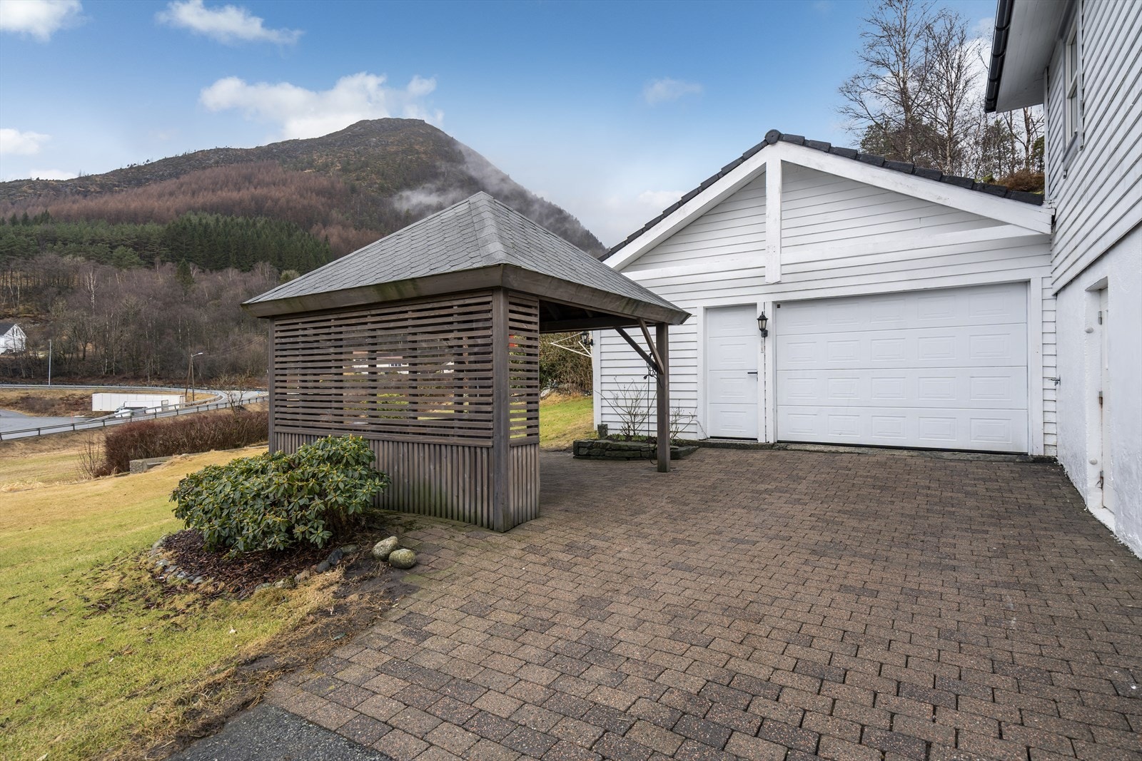 Garasje og kjekk pergola. Galleribilde