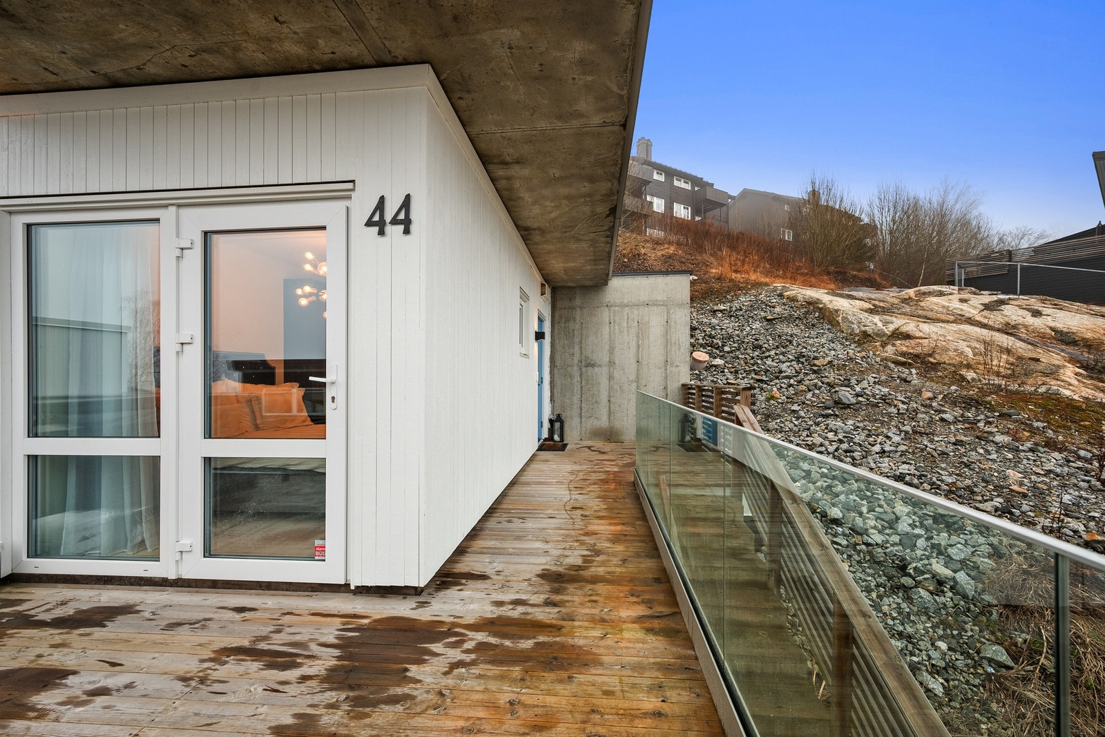 Det er god plass til både lounge, spisegruppe og beplantning. Galleribilde