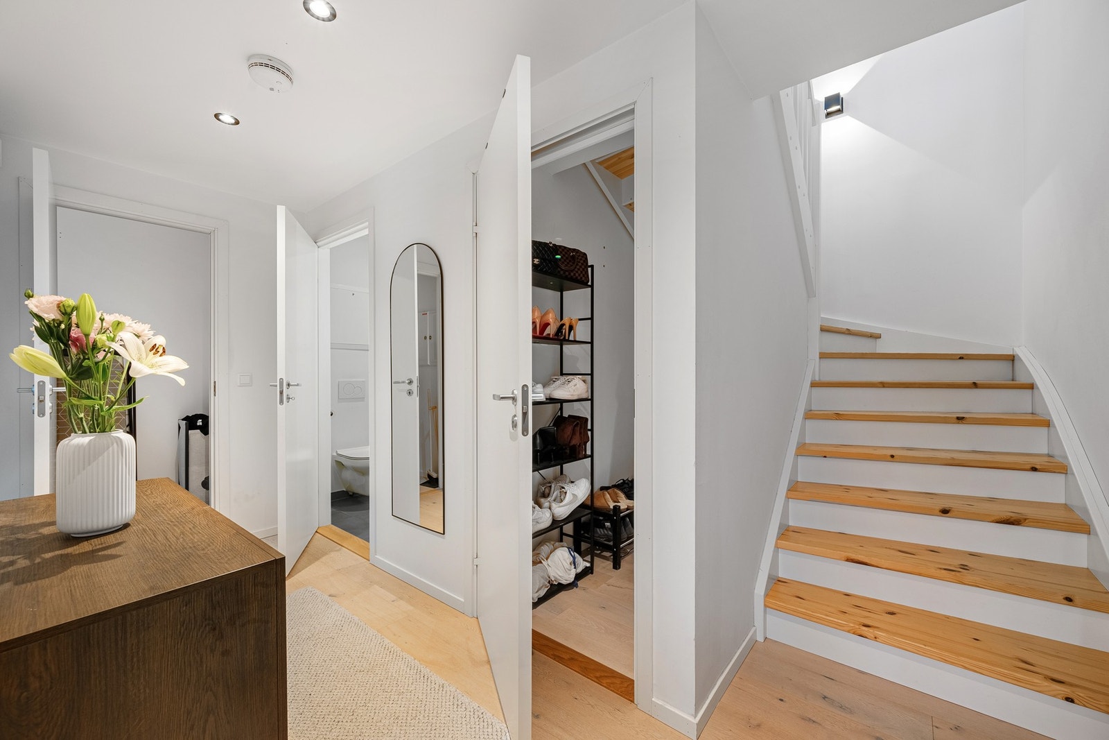 Fra gangen har du adkomst til en praktisk innvendig bod som gir god plass til oppbevaring. Galleribilde