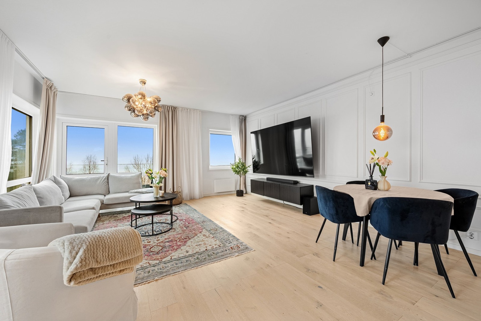 Overflatene består av parkett og lyse, malte veggplater. Galleribilde