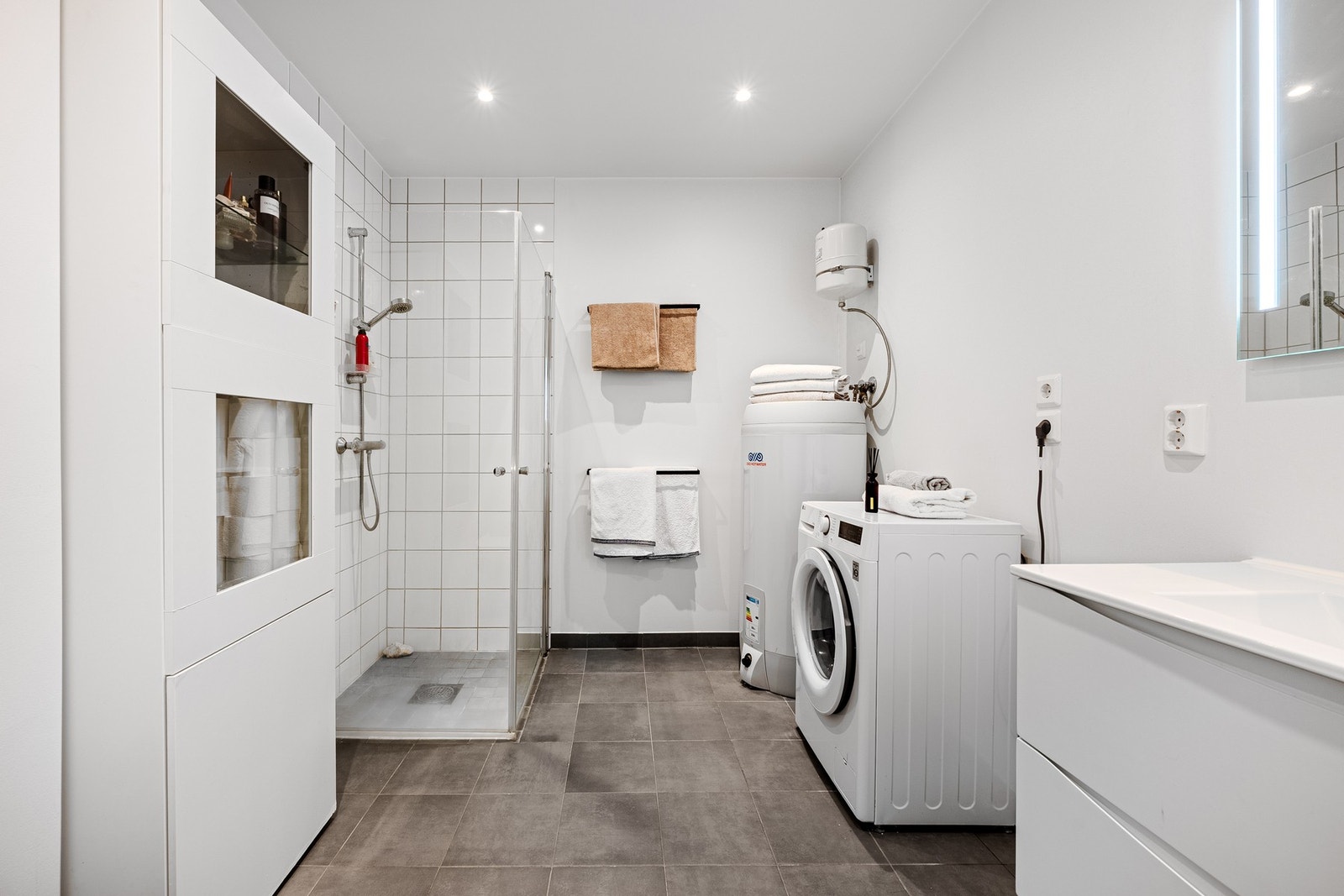 Badet er fra 2020 og fremstår moderne og funksjonelt, med flislagt gulv og elektriske varmekabler som gir en behagelig varme. Galleribilde