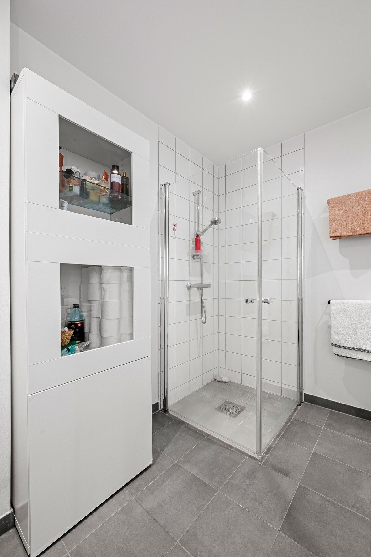 Det er opplegg for vaskemaskin, og varmtvannsberederen er plassert i rommet for enkel tilgang. Galleribilde
