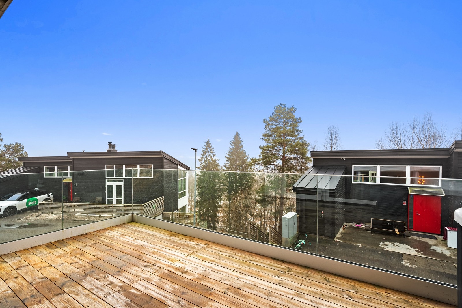 I 1. etasje har hovedsoverommet direkte tilgang til en romslig, sydvestvendt L-formet terrasse på hele ca. 29 m². Galleribilde