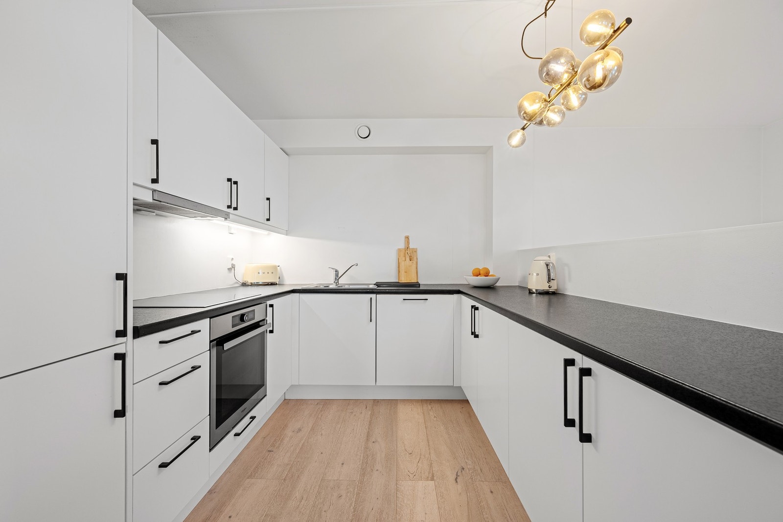 Kjøkkenet har en moderne innredning og integrerte hvitevarer som kjøl/fryseskap, oppvaskmaskin, induksjonstopp og stekeovn. Galleribilde