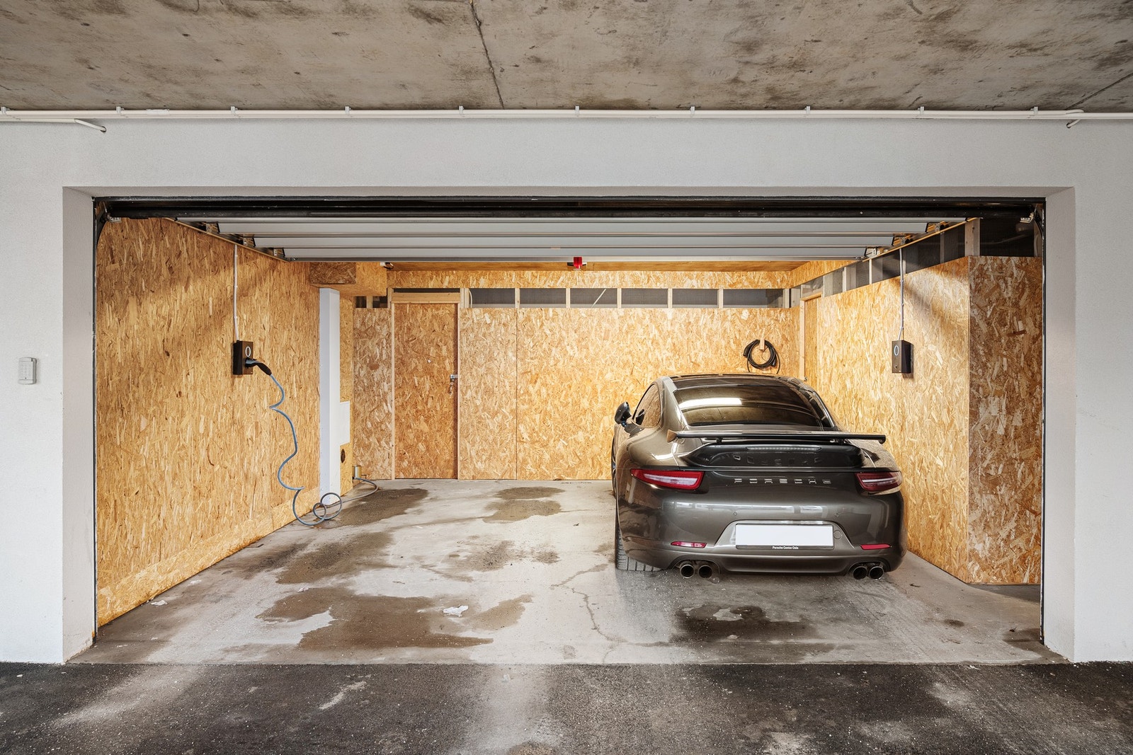 Det finnes både carport og garasjeplass med elbillader. Galleribilde