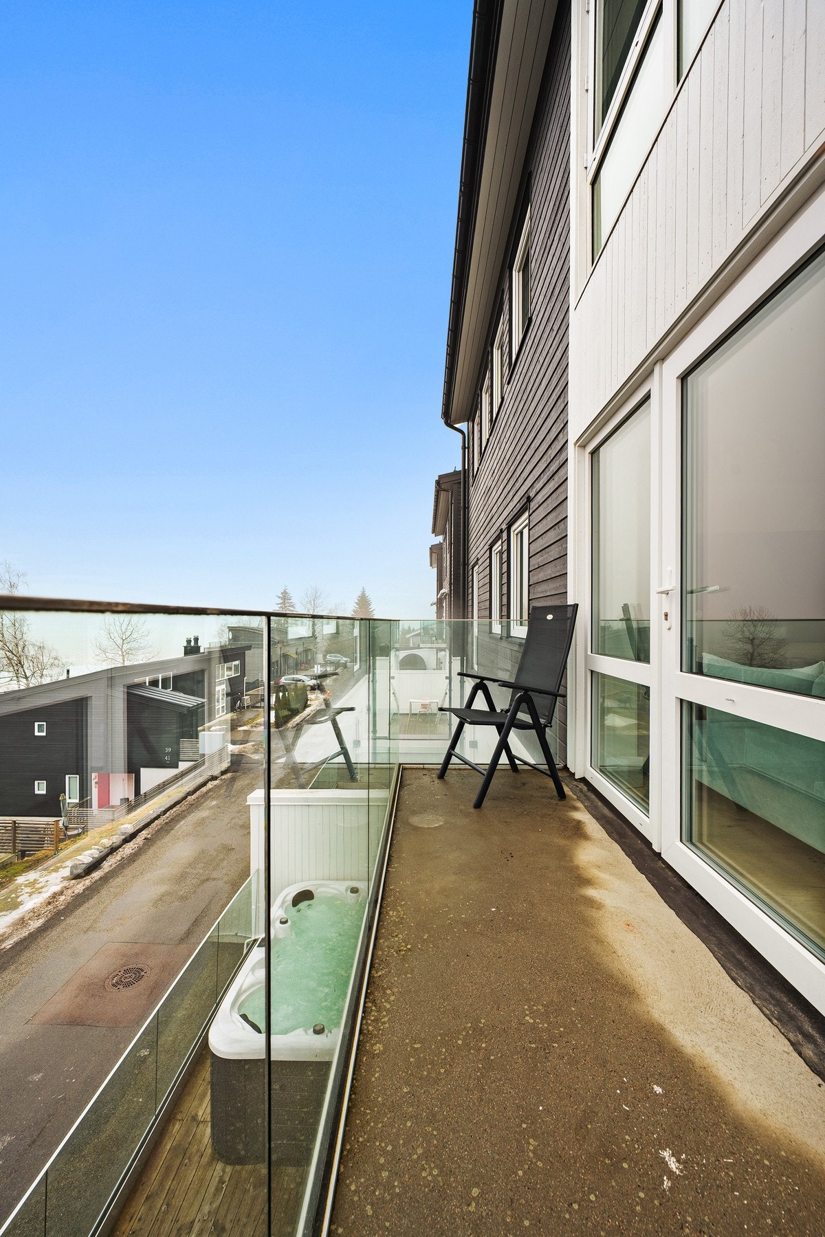 Fra stuen i 2. etasje er det utgang til en sydvestvendt, L-formet balkong på ca. 10 m². Galleribilde