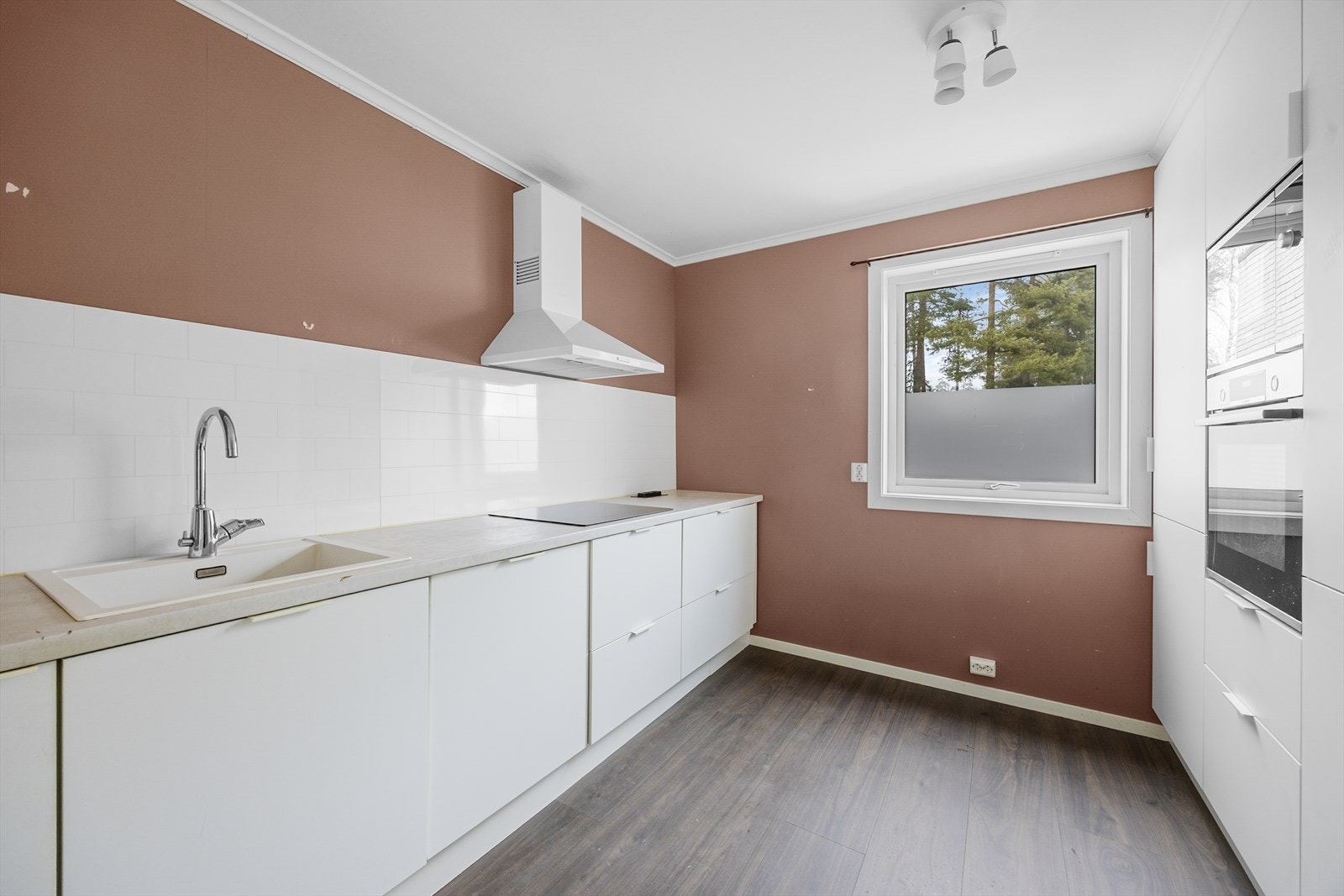 Kjøkkenet har også integrert oppvaskmaskin, koketopp og kjøleskap. Over koketoppen er det ventilator med kullfilter. I Galleribilde