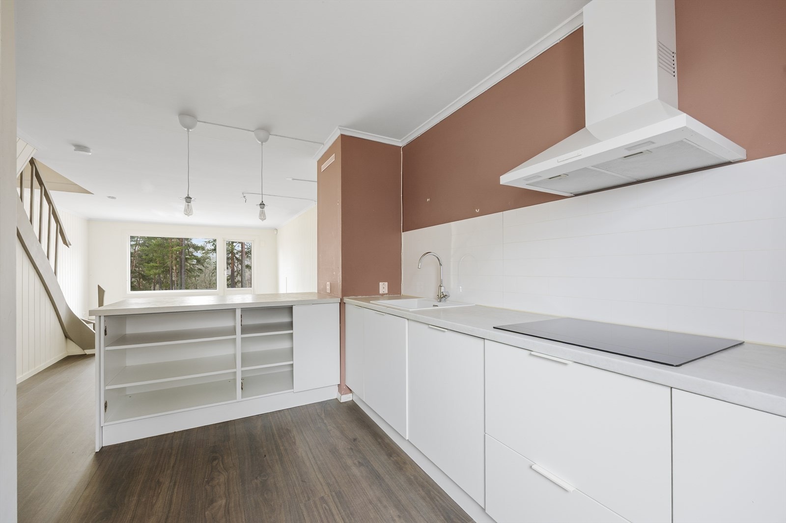 Kjøkkenet har et lett og ledig uttrykk, med åpning inn mot stua. Galleribilde