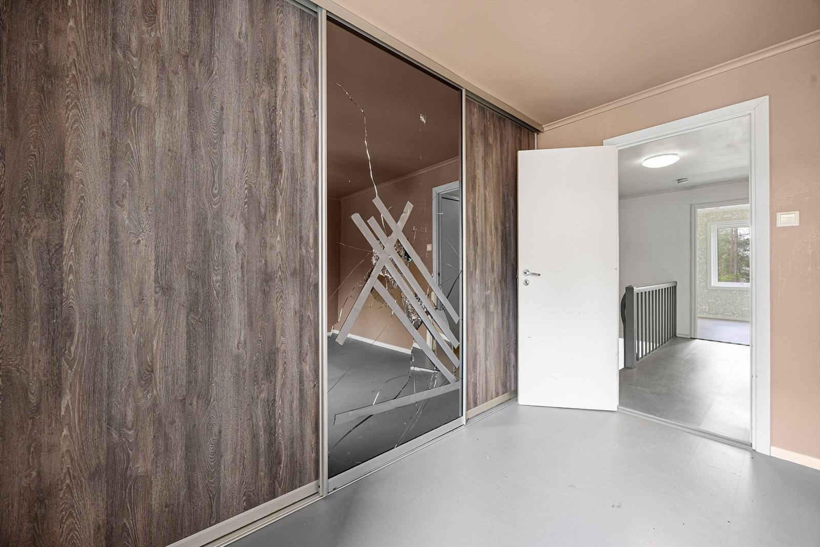 Speil i garderobe er knust. Galleribilde