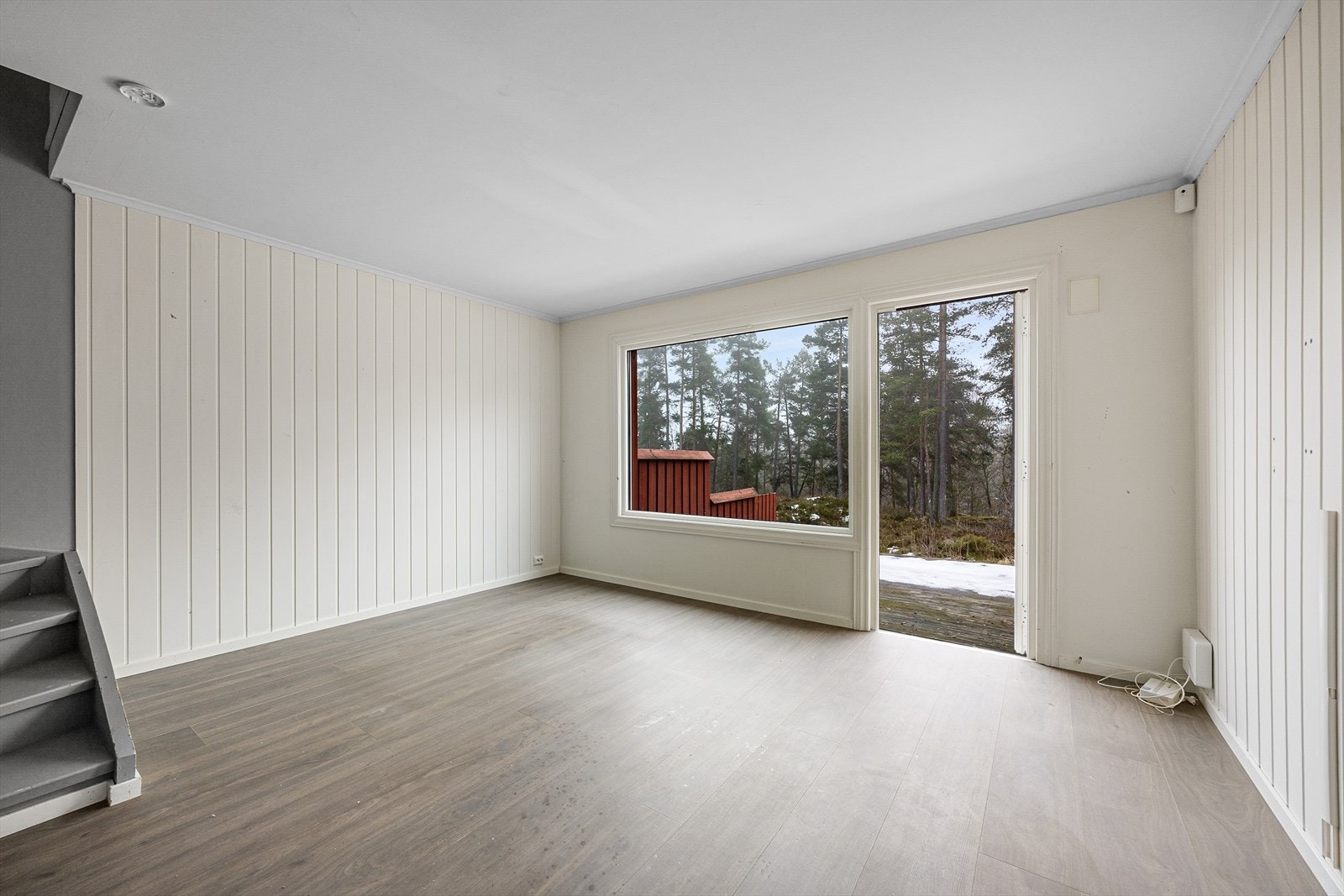 Fra stua er det utgang til en deilig terrasse med god plass til diverse utemøblement som ligger usjenert til mot et lite skogholt. Galleribilde