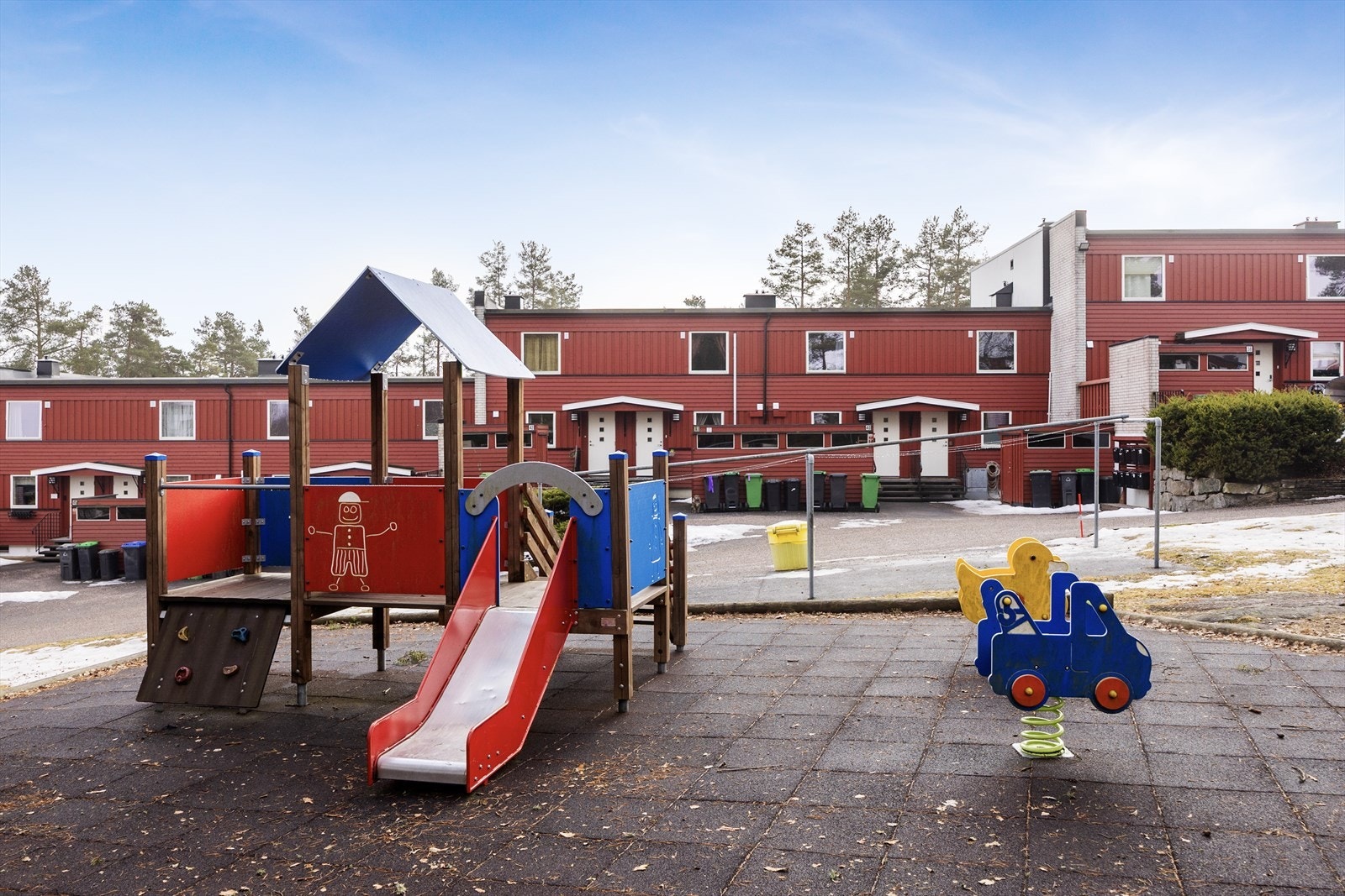 Borettslagets tomt er pent opparbeidet med hyggelige felles grøntområder, lekeplass med sittebenker og asfalterte internveier. Galleribilde