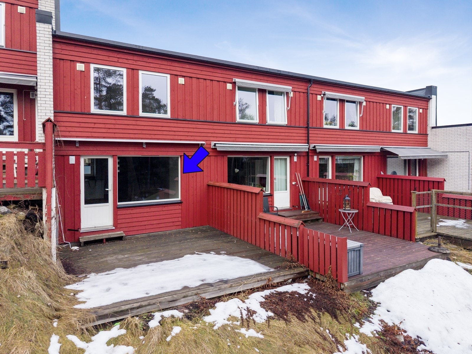 Ut fra stua er det adkomst til sydvendt terrasse på 18 m2 hvor det er god plass til diverse utemøbler, grill og blomster. Galleribilde