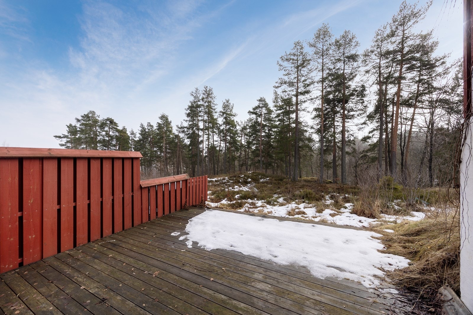 Terrassen ligger usjenert til mot et lite skogholt, og har skillevegg mot naboleiligheter. Galleribilde