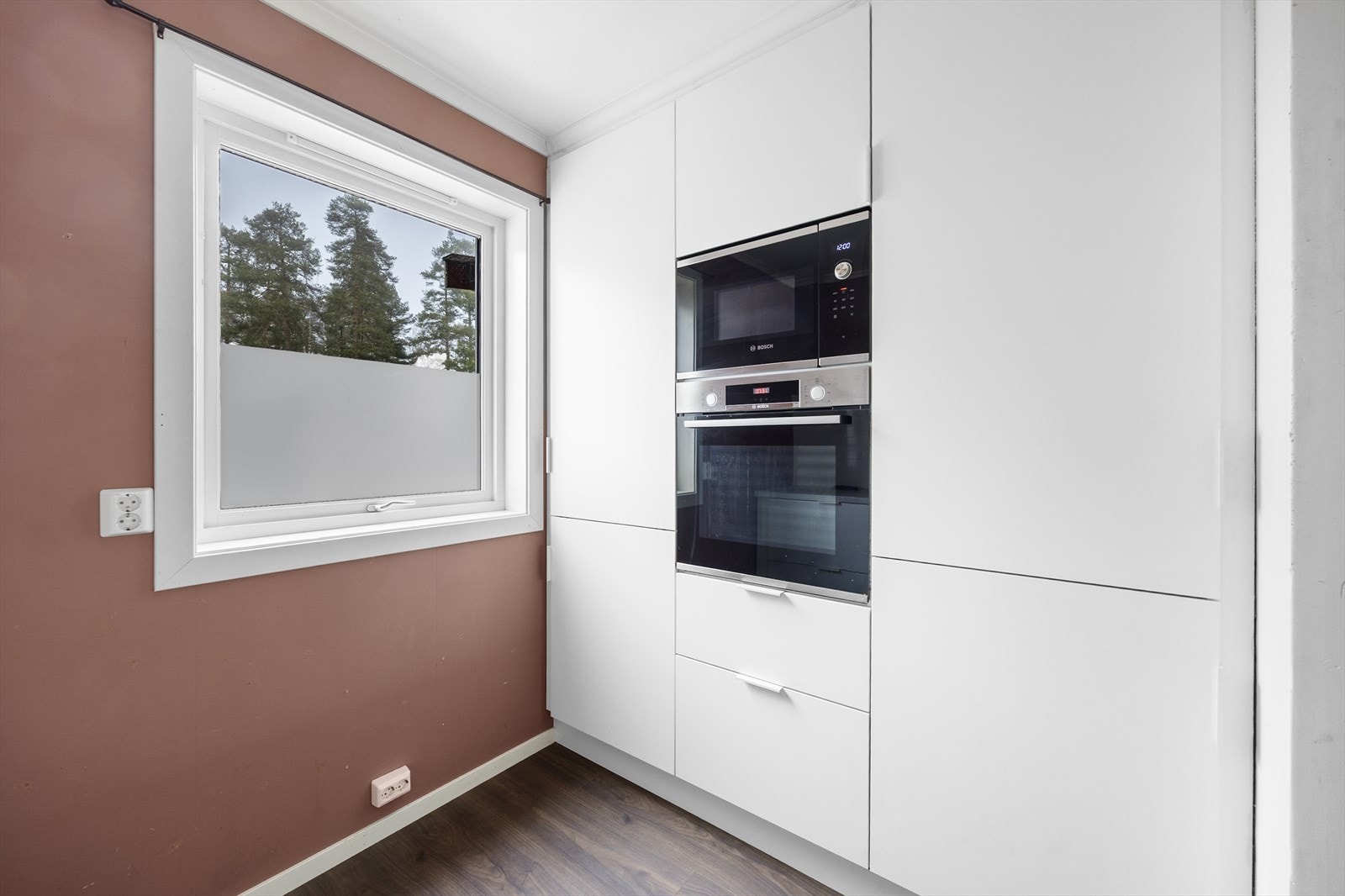 Kjøkkenet har godt med oppbevaringsplass, og hel seksjon med høyskap hvor det er integrert stekeovn i praktisk arbeidshøyde. Galleribilde