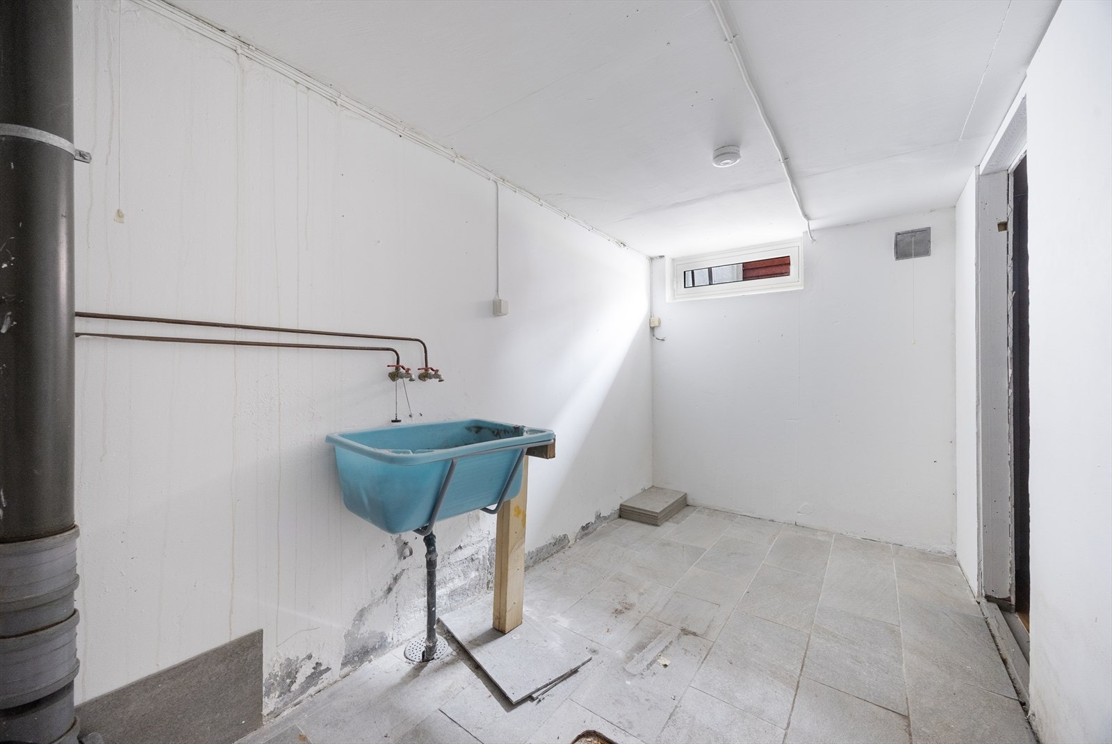 Videre er det vaskekjeller og bod i kjelleretasjen. Vaskekjeller har fliser på gulv og malte murvegger og dels malte plater på delevegg mot bod. Galleribilde