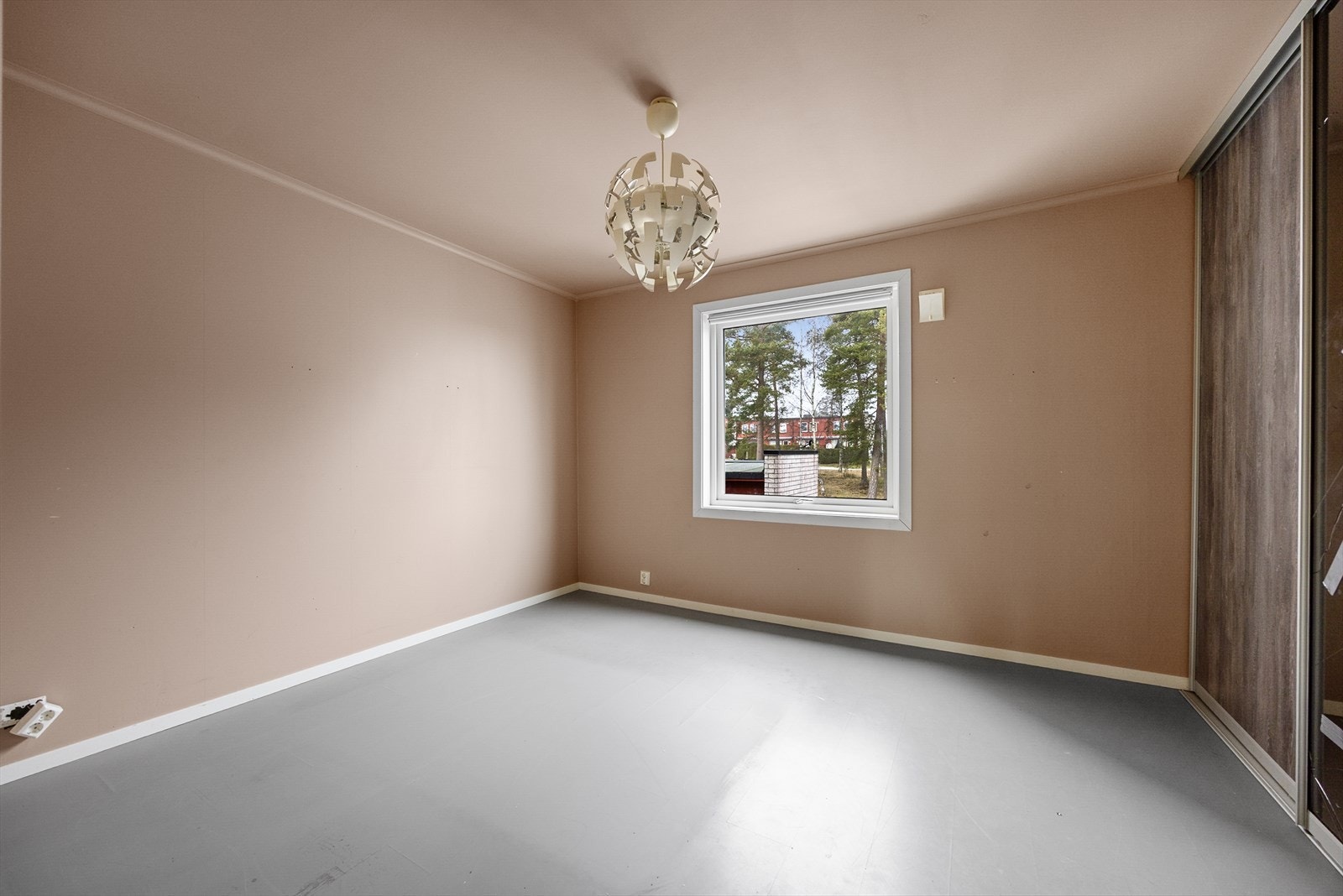 Leiligheten har tilsammen tre soverom. Hovedsoverommet er av god størrelse, med skyvedørsgarderobe langs den ene veggen. Galleribilde