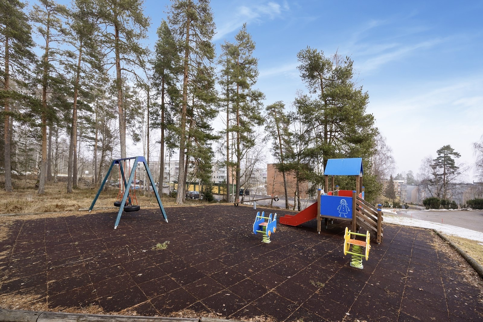I nærområdet har man barnehager, barneskolene Kollmyr og Stigeråsen, samt Gulset ungdomsskole og idrettsanlegg hvor Gulset IF har et aktivt tilbud innen fotball og håndball, ski, turn og volley. I Gulsethallen finnes også svømmehall og treningssenter. Galleribilde
