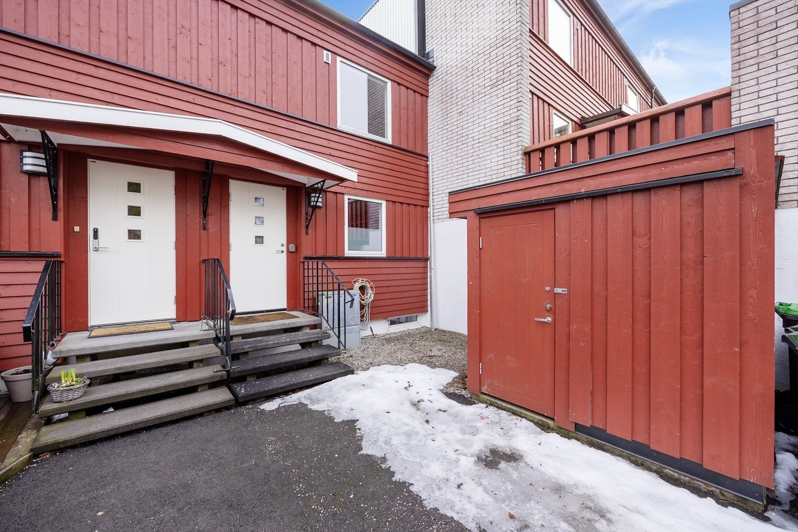 Ved siden av inngangen er det en koselig uteplass med plass til noe utemøblement hvor det er skjerming mot fellesarealer. I gårdsplassen er det også en nyere utvendig bod med god lagringsplass. Galleribilde