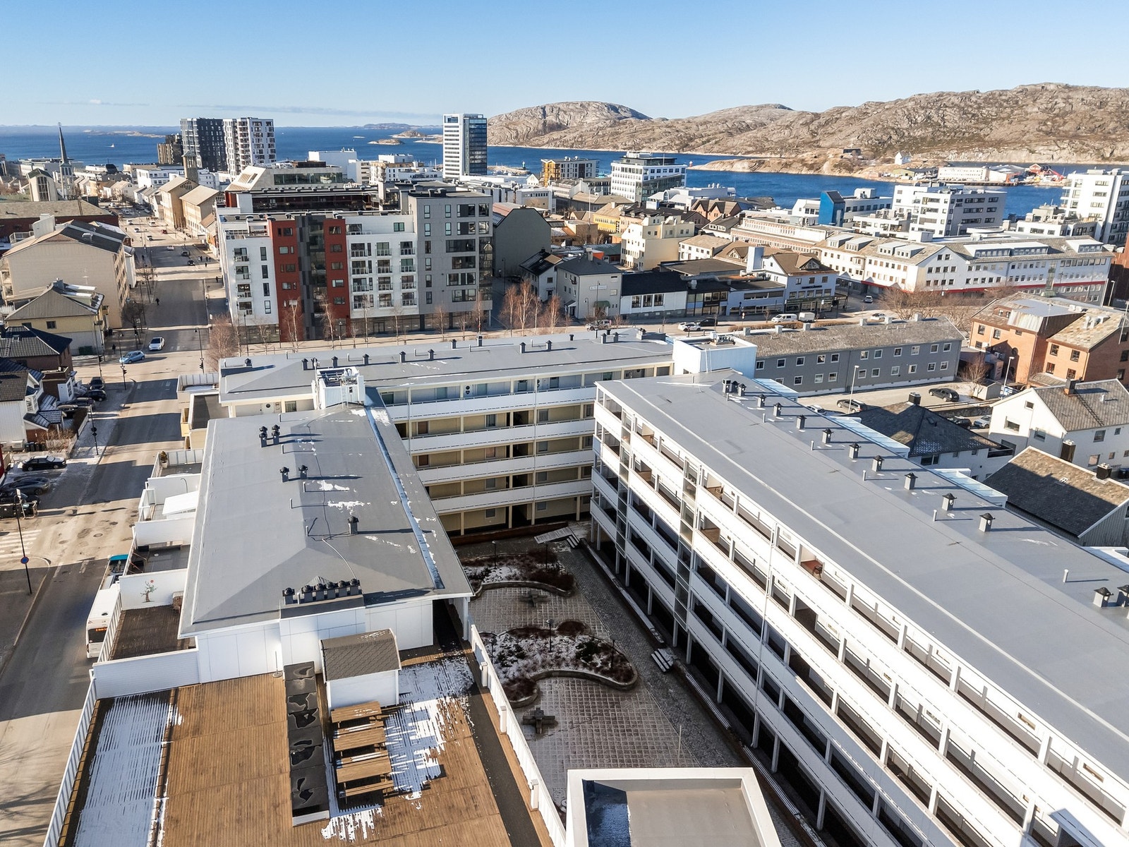 Sentrum nås til fots på få minutter, hvor du finner et bredt utvalg av butikker, kjøpesenter, kaféer, restauranter, kulturtilbud og servicetjenester. Galleribilde