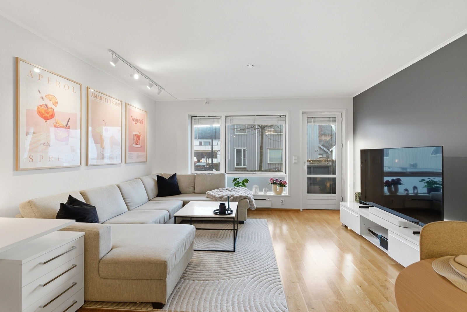 Helsparkling, grunning og maling på vegger i stue/gang. Utført i mai 2024. Galleribilde