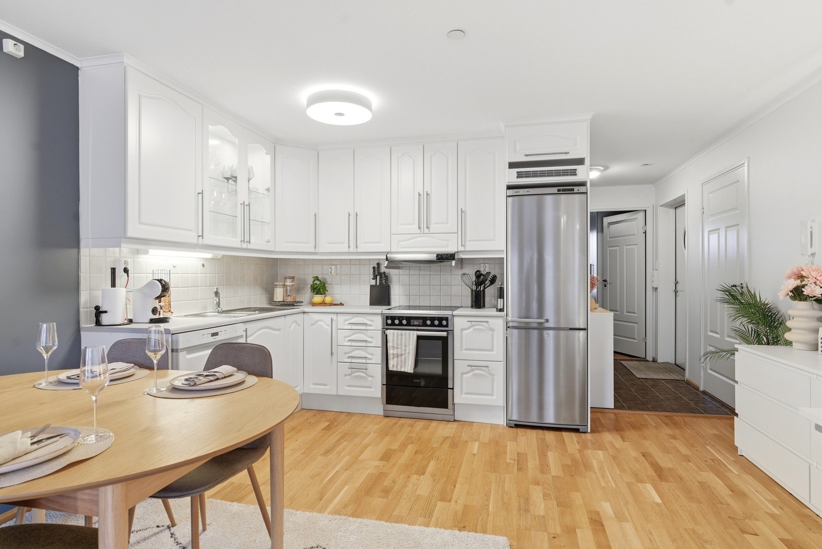 Det er rikelig med oppbevaringsplass i skuffer og skap samt plass til kjøleskap, oppvaskmaskin og komfyr. Galleribilde