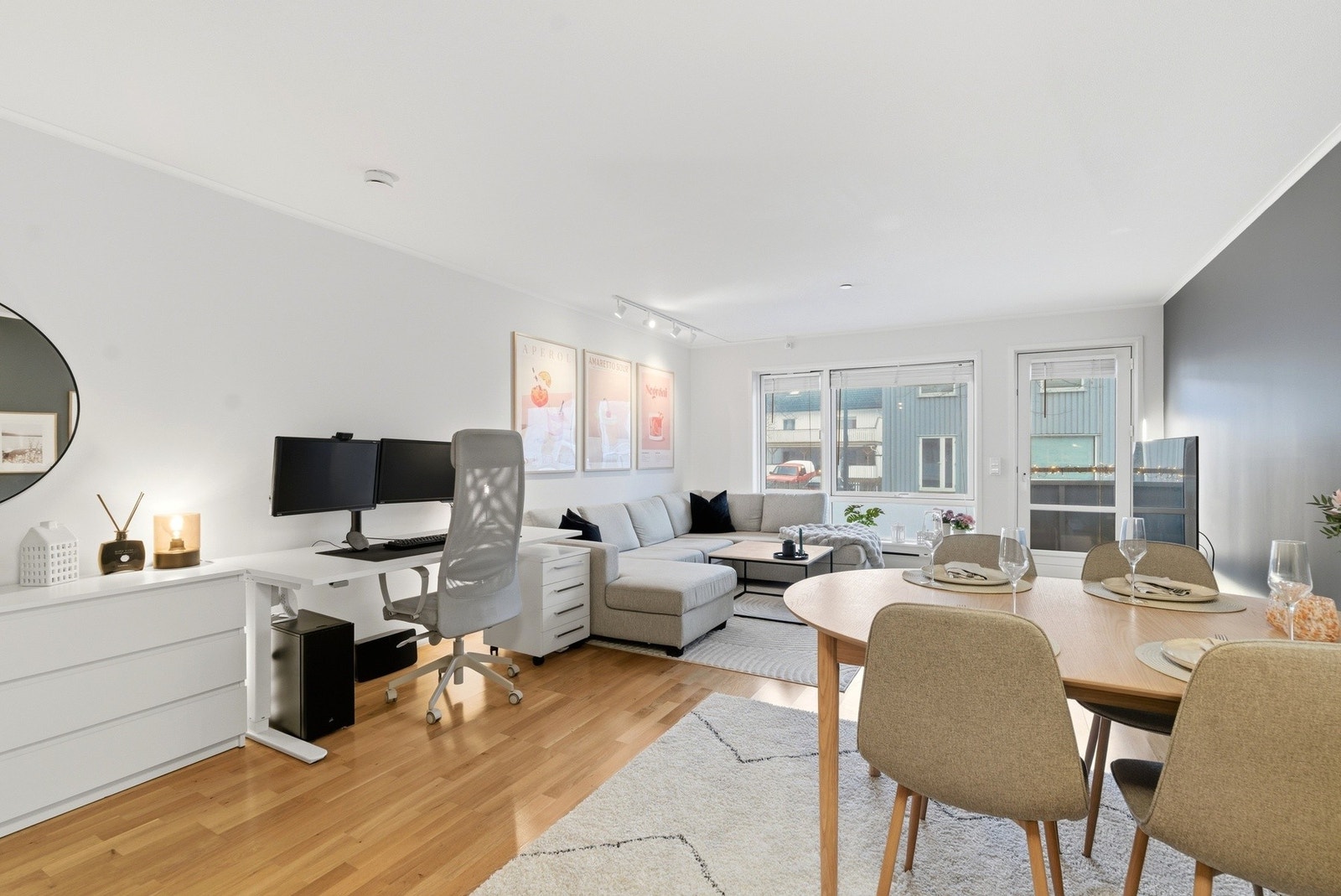 Boligen selges med èn parkeringsplass uten el-billader. Galleribilde