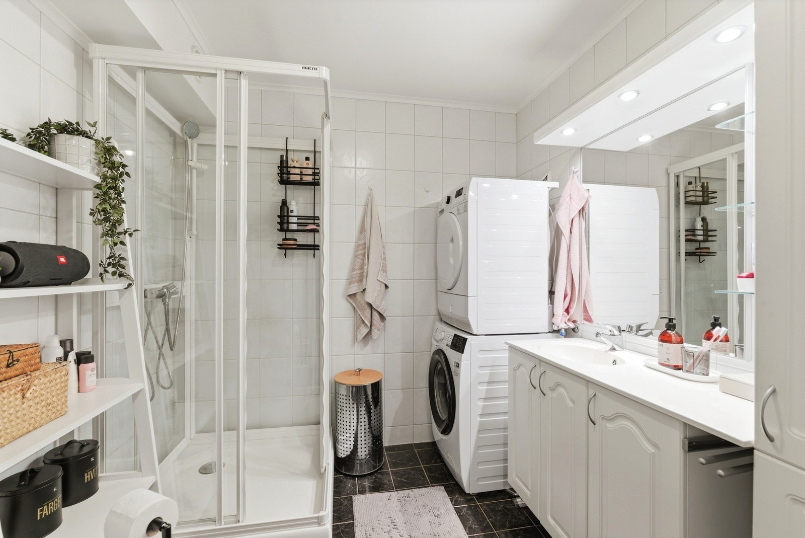 badet har elektriske varmekabler i gulv. Galleribilde